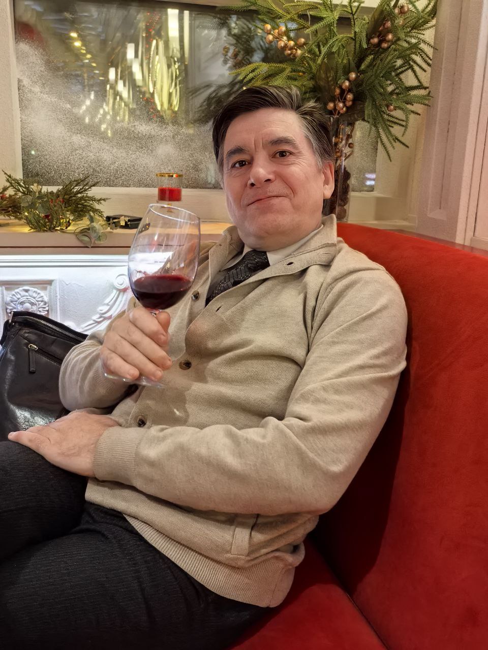 Коллега поднимает бокал