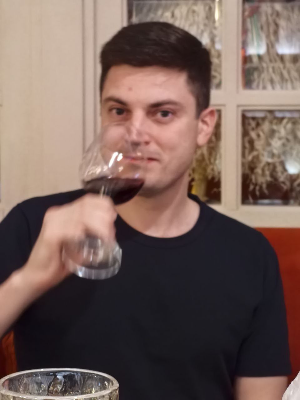 Коллега с бокалом вина